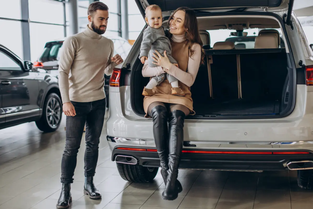 famille-petite-fille-choisissant-voiture-dans-salle-exposition-automobile (1)